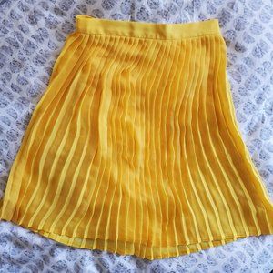 NWOT American Apparel Chiffon Pleated Skirt, size Medium, Yellow/Mimosa